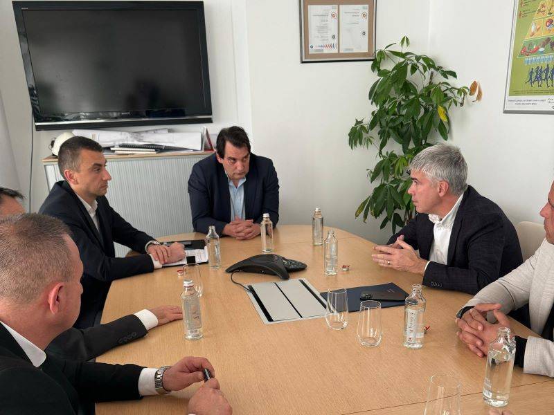  Министърът на енергетиката при визитата си в Топлоелектрическа централа 